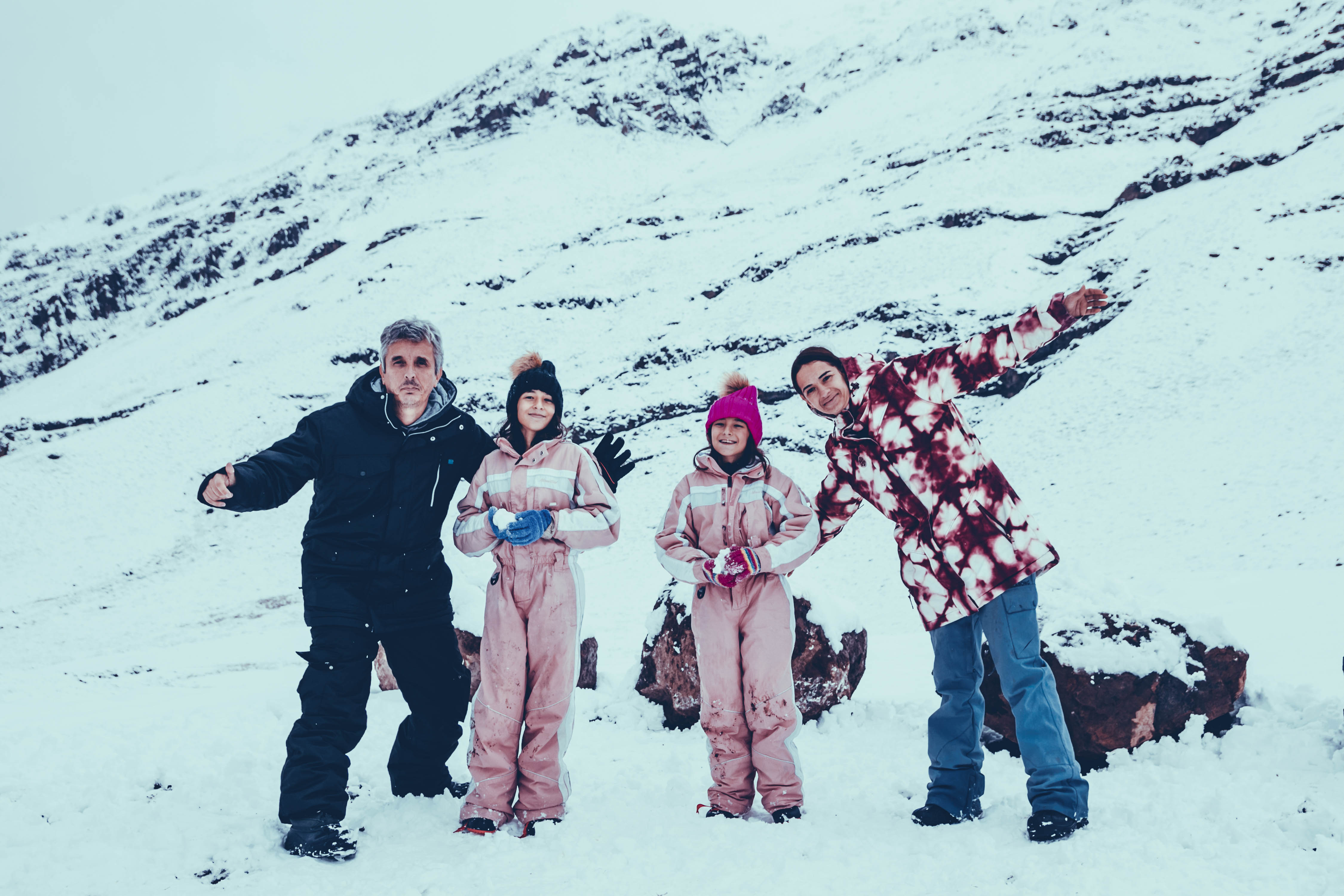 Família com roupas de neve no Valle nevado em Santiago do Chile
